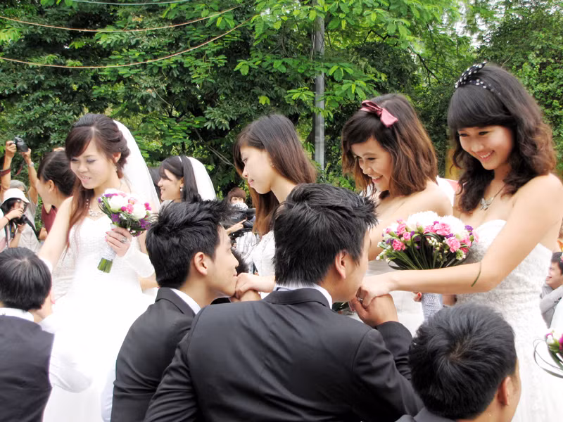 Các chàng trai thực hiện màn cầu hôn tập thể