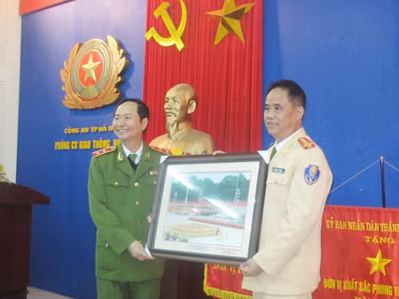 Trung tướng Phạm Quý Ngọ - Thứ trưởng Bộ Công an tặng ảnh lưu niệm, biểu dương những thành tích CATP Hà Nội và Phòng CSGT Hà Nội. Trung tướng Phạm Quý Ngọ - Thứ trưởng Bộ Công an tặng ảnh lưu niệm, biểu dương những thành tích CATP Hà Nội và Phòng CSGT Hà Nội
