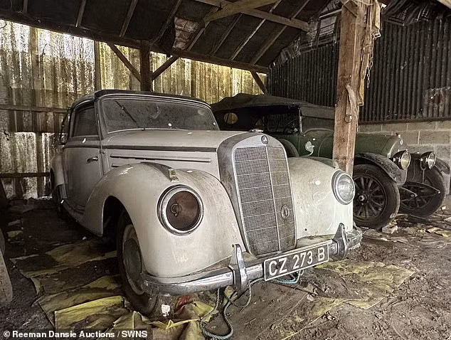 Chiếc xe mui trần Mercedes Benz 220 Type đời 1952 này cất giữ trong một nhà kho ở Framlingham, Suffolk, được bán đấu giá với giá 10.500 bảng Anh.