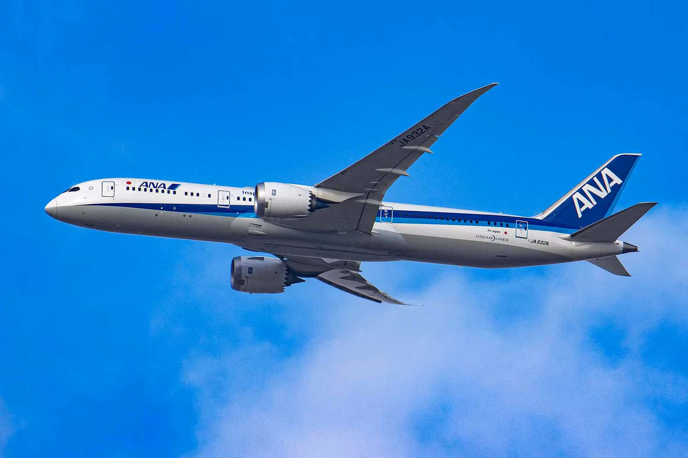 Một chuyến bay của All Nippon Airways đã buộc phải hạ cánh xuống Seattle sau khi một hành khách cố gắng mở cửa thoát hiểm giữa chuyến bay. Ảnh: People.com.