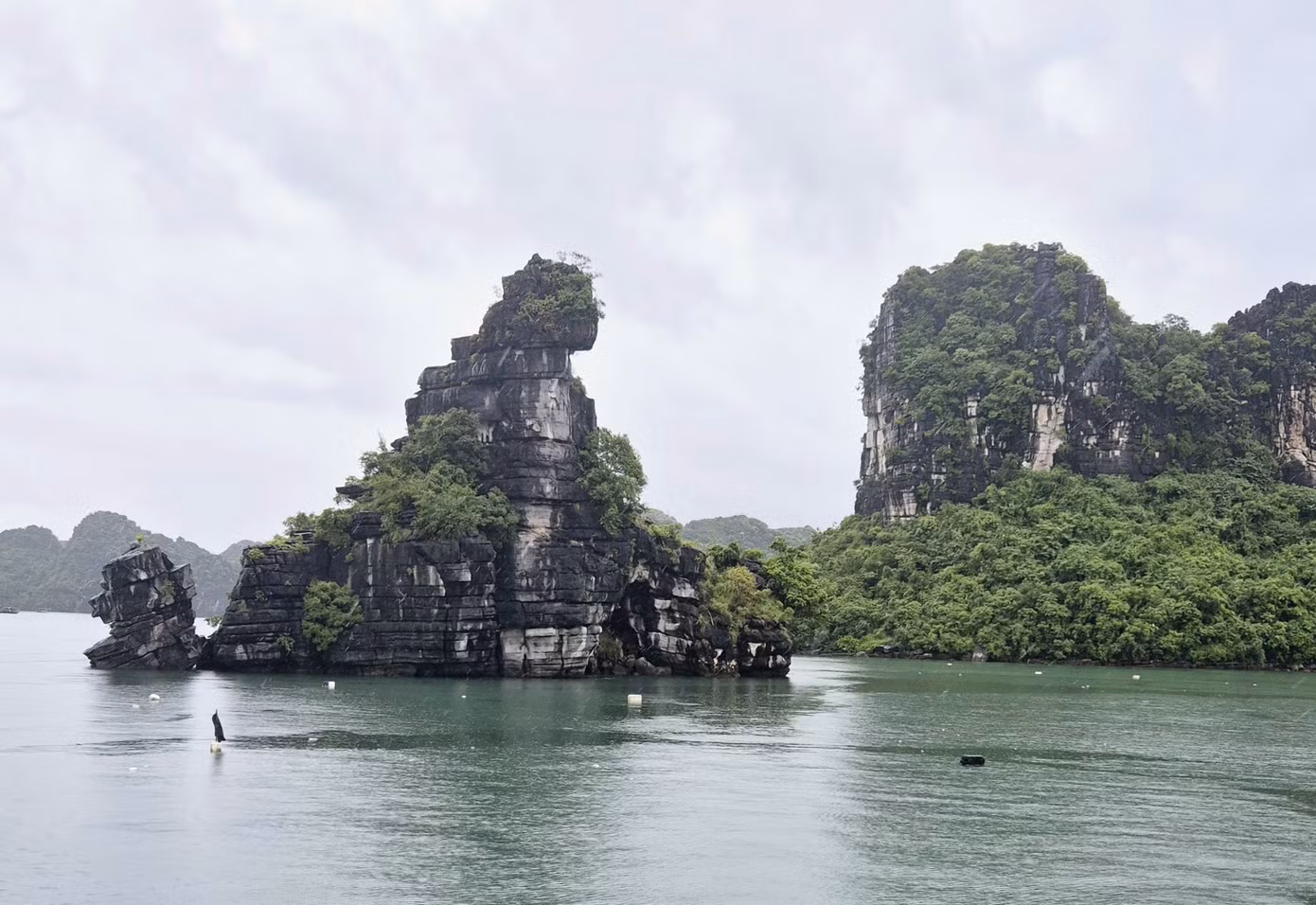 Hơn cả vẻ đẹp tự nhiên, hòn Xếp là một bảo tàng địa chất sống động, nơi lưu giữ những di tích quý giá về quá trình hình thành vịnh Hạ Long. Mỗi tảng đá, mỗi đường vân, uốn nếp, đứt gãy chồng lên nhau của hòn Xếp đều mang trong mình những câu chuyện khoa học chưa từng được tiết lộ.