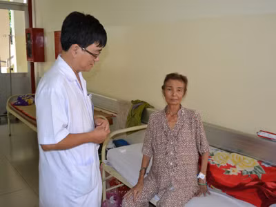 Bệnh nhân mắc viêm gan C mạn tính đang điều trị tại BV Bệnh Nhiệt đới TPHCM nhưng không được bảo hiểm chi trả