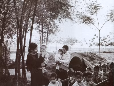 Hệ thống hầm tập thể và cá nhân ở Hà Nội bốn chục năm trước đủ chỗ cho 90 vạn người. Trong ảnh là một căn hầm trú ẩn tập thể phổ biến thời đó. Ảnh tư liệu của TTXVN