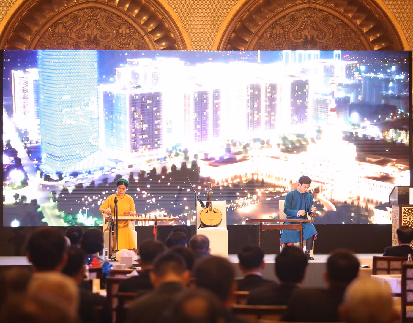 Giảng viên bộ môn Âm nhạc truyền thống Vũ Thị Kim Yến và Nguyễn Hoàng Linh biểu diễn tại sự kiện Giảng viên bộ môn Âm nhạc truyền thống Vũ Thị Kim Yến và Nguyễn Hoàng Linh biểu diễn tại sự kiện