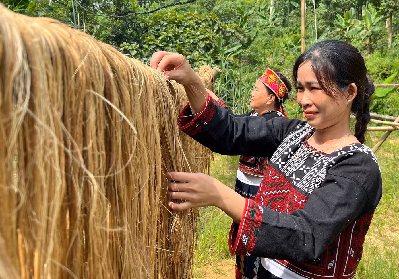 Người dân xã Kim Sơn sơ chế sợi tơ chuối (sản phẩm từ thân cây chuối) để tăng thu nhập. Người dân xã Kim Sơn sơ chế sợi tơ chuối (sản phẩm từ thân cây chuối) để tăng thu nhập.