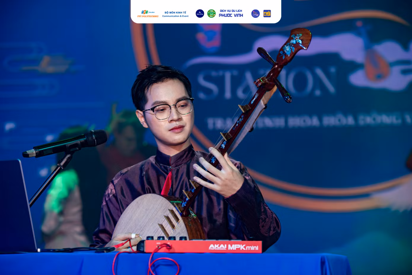Cao Bá Hưng đưa khán giả cùng đến với Huế trên chất liệu âm nhạc đặc trưng của mình. Cao Bá Hưng đưa khán giả cùng đến với Huế trên chất liệu âm nhạc đặc trưng của mình.