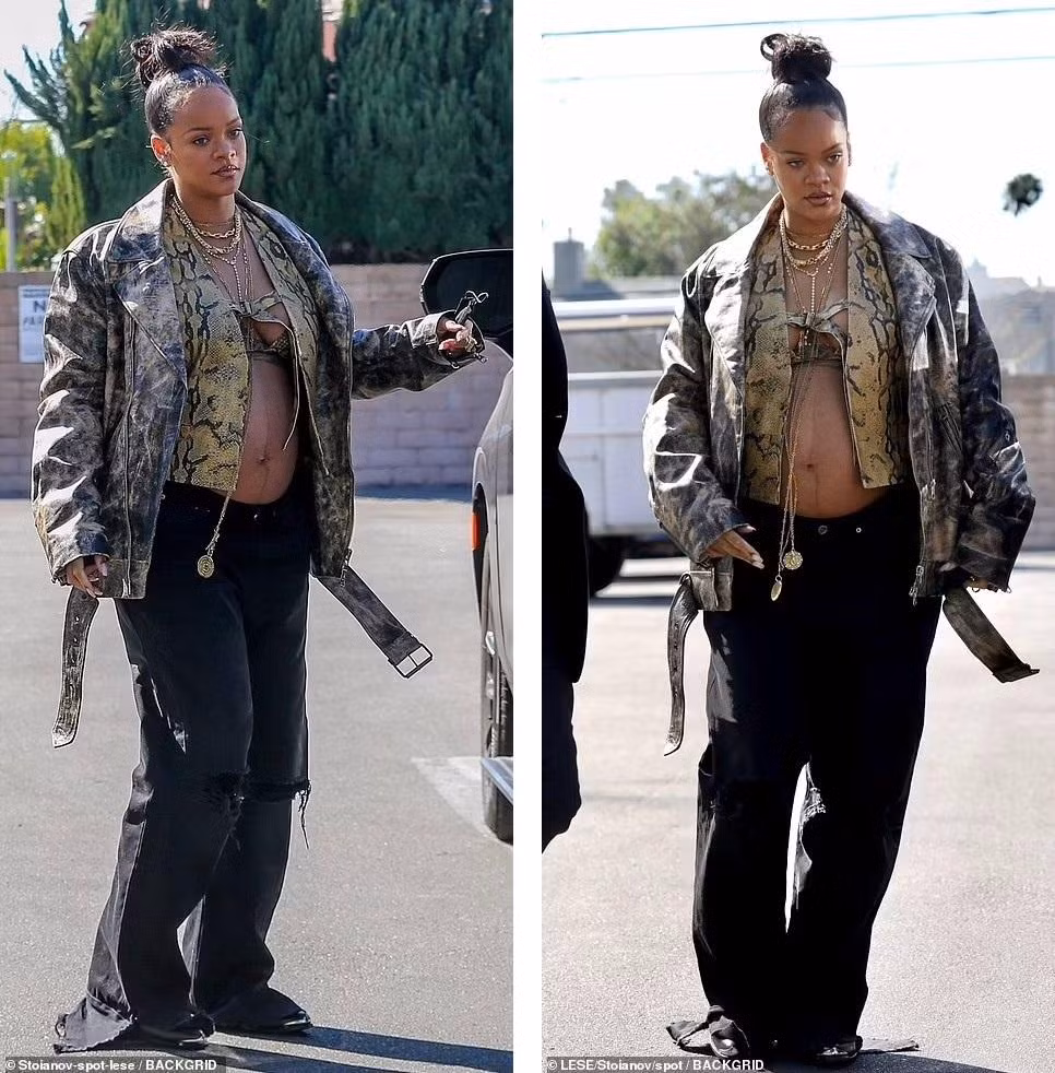 Hôm thứ Tư (9/3), Rihanna được nhìn thấy đi ăn trưa tại nhà hàng nổi tiếng Matsuhisa ở Beverly Hills, Los Angeles (Mỹ). Như thường lệ, nữ ca sĩ 8x gây chú ý với phong cách thời trang bà bầu táo bạo.