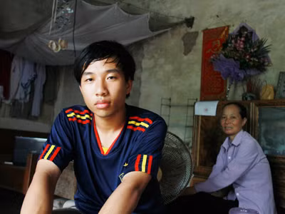 Thủ khoa Đại học Bách khoa Hà Nội và mẹ. Ảnh: Trường Phong
