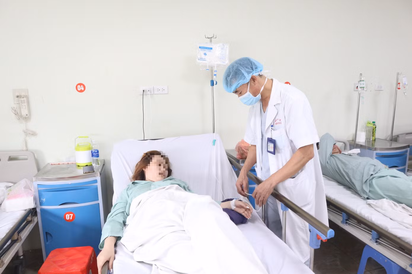 BS Bệnh viện E Trung ương khám lại cho cô gái bị tai nạn do kim khâu đâm xuyên váy cưới. Ảnh: BV cung cấp