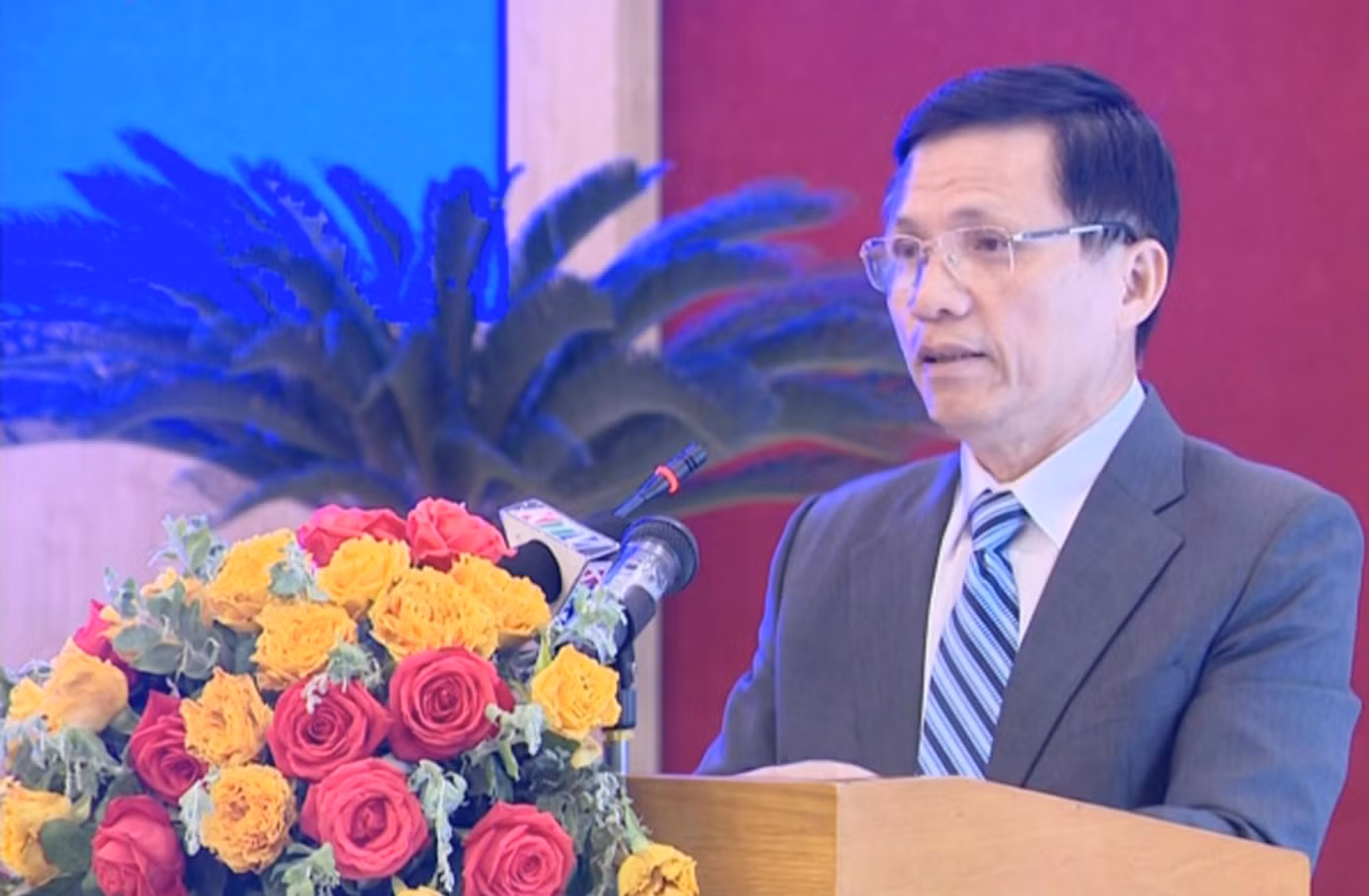 Giám đốc Sở Y tế Khánh Hoà Bùi Xuân Minh trả lời chất vấn đại biểu HĐND tỉnh. Ảnh L.H
