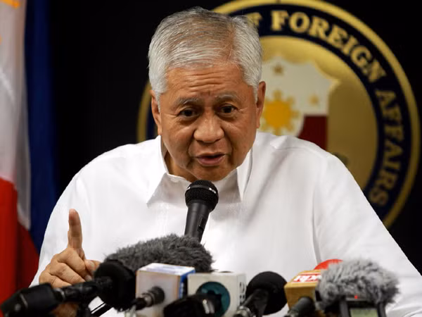 Bộ trưởng Ngoại giao Philippines Albert del Rosario