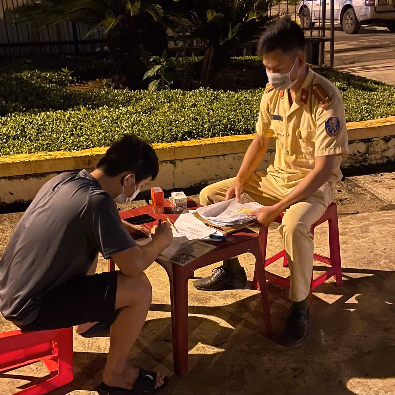 Lực lượng chức năng tại chốt Cai Chanh làm việc với các tài xế vi phạm