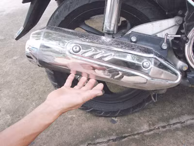 Ốp ống bô Inox "tử thần" của một chiếc xe máy tại TPHCM. Ảnh: L.N. Ốp ống bô Inox