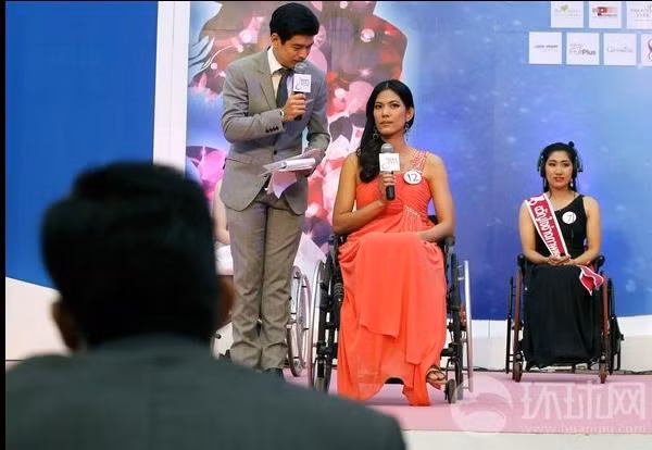 Các thí sinh lần lượt trả lời câu hỏi từ Ban giám khảo . Các thí sinh lần lượt trả lời câu hỏi từ Ban giám khảo