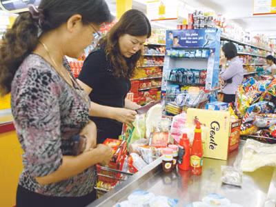 Lạm phát tăng cao, cuộc sống người dân gặp nhiều khó khăn Ảnh: Hồng Vĩnh