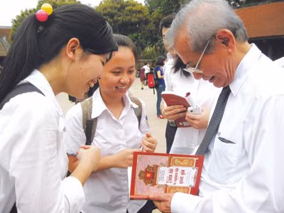 GS Phan Huy Lê với các học sinh đoạt giải quốc gia môn Lịch sử năm 2012 tại Văn Miếu - Quốc Tử Giám. Ảnh: Quý Hiên