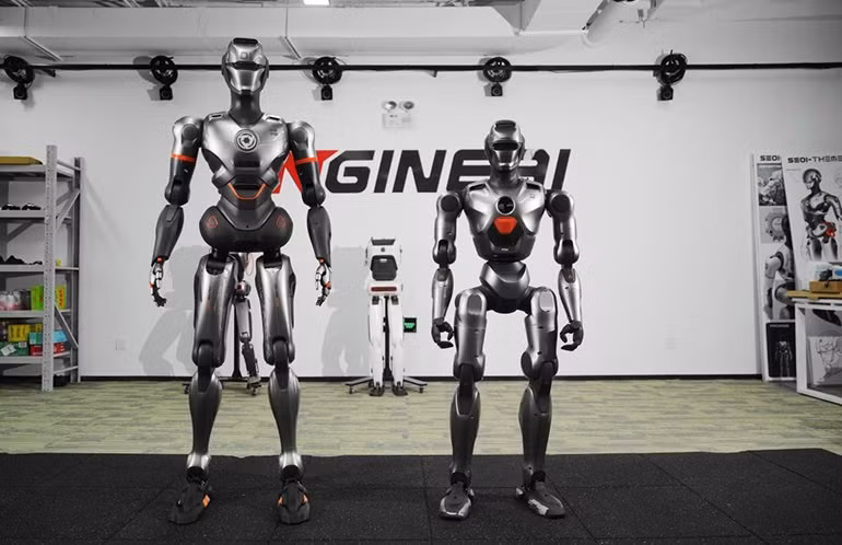 SE01 (trái) và robot hình người PM01 mẫu mới nhất. Ảnh: EngineAI Robotics. SE01 (trái) và robot hình người PM01 mẫu mới nhất. Ảnh: EngineAI Robotics.