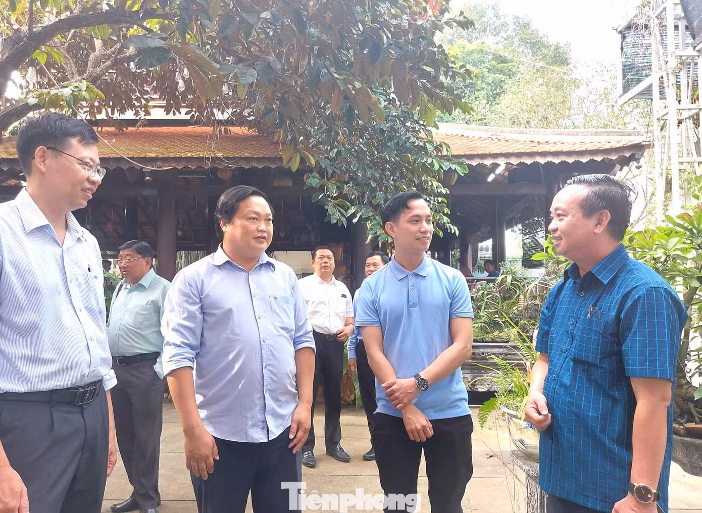 Ông Bùi Minh Thạnh (ngoài cùng bìa phải) trao đổi với người dân, doanh nghiệp trên địa bàn
