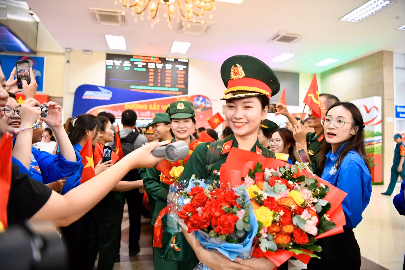 Không khí đầy phấn khởi, chào đón nồng nhiệt các chiến sĩ, các đoàn tham gia diễu binh, diễu hành tại ga Hà Nội. Không khí đầy phấn khởi, chào đón nồng nhiệt các chiến sĩ, các đoàn tham gia diễu binh, diễu hành tại ga Hà Nội.