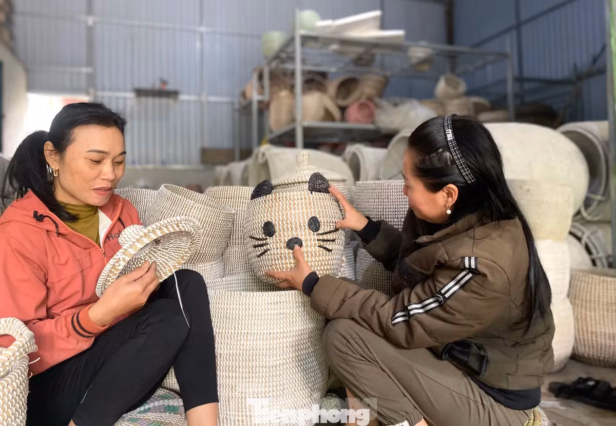Hợp tác xã thủ công mỹ nghệ của phụ nữ đang dạy nghề, tạo việc làm để giúp hàng trăm người yếu thế ổn định cuộc sống, vươn lên thoát nghèo. Ảnh minh hoạ: Ngọc Tú. Hợp tác xã thủ công mỹ nghệ của phụ nữ đang dạy nghề, tạo việc làm để giúp hàng trăm người yếu thế ổn định cuộc sống, vươn lên thoát nghèo. Ảnh minh hoạ: Ngọc Tú.