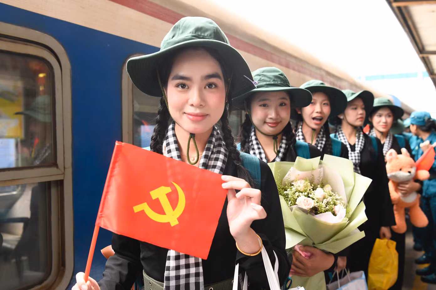 Ngày 6/6, trong không khí chào đón náo nhiệt và sôi động của Thủ đô Hà Nội, 3 đoàn tàu đặc biệt đã lăn bánh từ các ga Tam Kỳ và Sài Gòn, chở theo 1.663 quân nhân và dân quân tự vệ, chuẩn bị tham gia nhiệm vụ quan trọng chào mừng kỷ niệm 80 năm Quốc khánh 2/9 - lễ diễu binh, diễu hành "A80". Ngày 6/6, trong không khí chào đón náo nhiệt và sôi động của Thủ đô Hà Nội, 3 đoàn tàu đặc biệt đã lăn bánh từ các ga Tam Kỳ và Sài Gòn, chở theo 1.663 quân nhân và dân quân tự vệ, chuẩn bị tham gia nhiệm vụ quan trọng chào mừng kỷ niệm 80 năm Quốc khánh 2/9 - lễ diễu binh, diễu hành "A80".