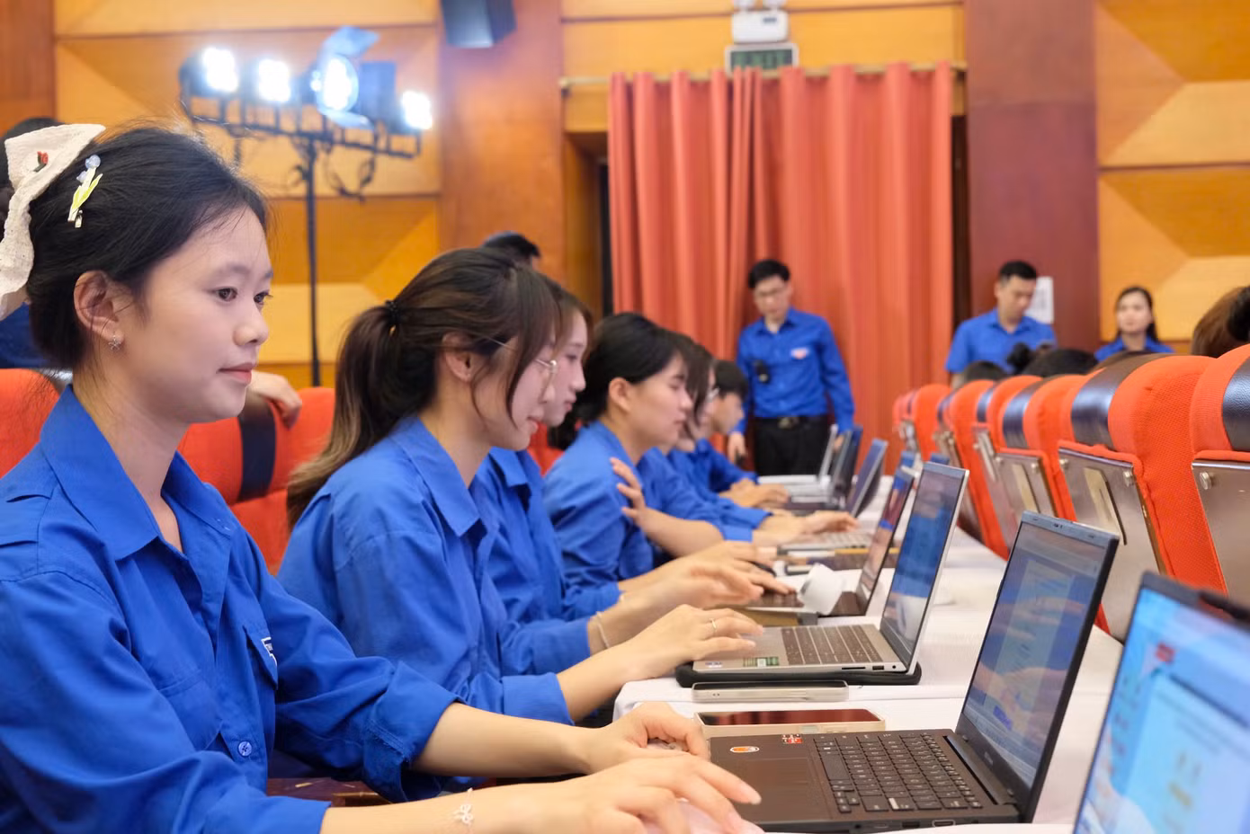 Đoàn viên, thanh niên tham gia hưởng ứng cuộc thi. Đoàn viên, thanh niên tham gia hưởng ứng cuộc thi.