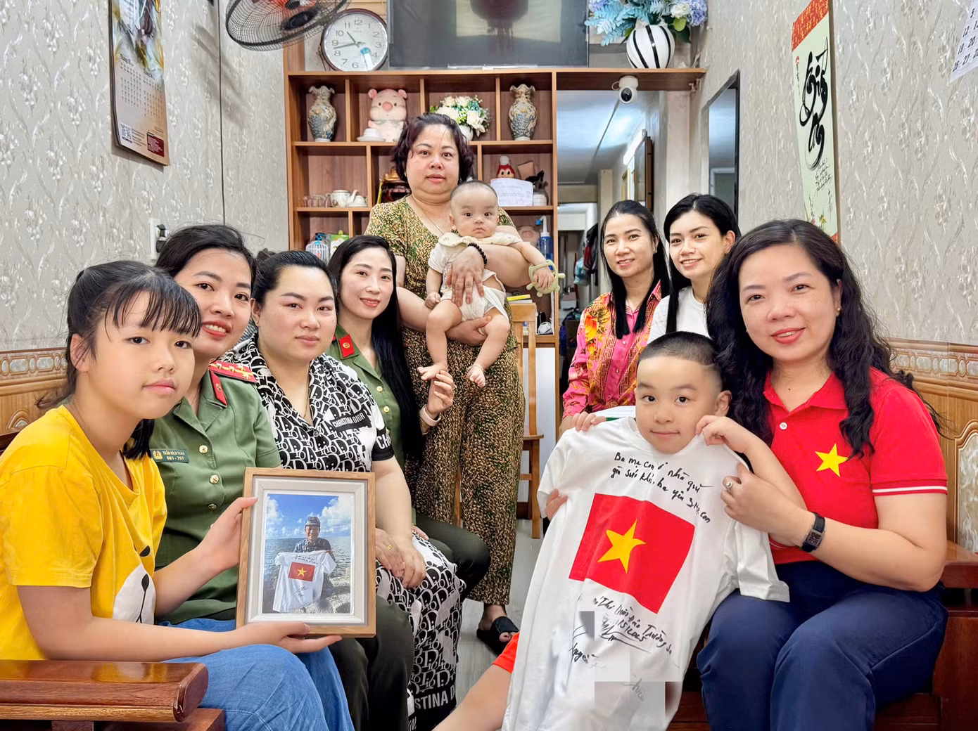 Thượng tá Dương gửi trao món quà đặc biệt tới gia đình Đại úy Chiều.
