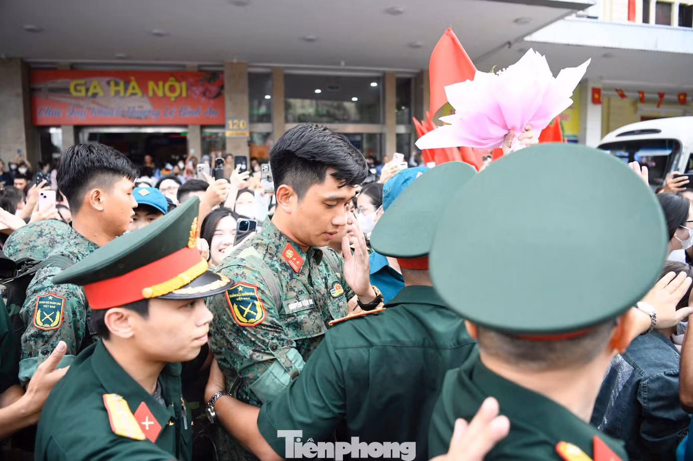 Đông đảo người dân, đặc biệt là các bạn trẻ bày tỏ tình cảm và sự ngưỡng mộ với Thượng úy Hiệp cùng đồng đội của anh, đồng thời tin tưởng các chiến sĩ sẽ hoàn thành xuất sắc nhiệm vụ. Đông đảo người dân, đặc biệt là các bạn trẻ bày tỏ tình cảm và sự ngưỡng mộ với Thượng úy Hiệp cùng đồng đội của anh, đồng thời tin tưởng các chiến sĩ sẽ hoàn thành xuất sắc nhiệm vụ.