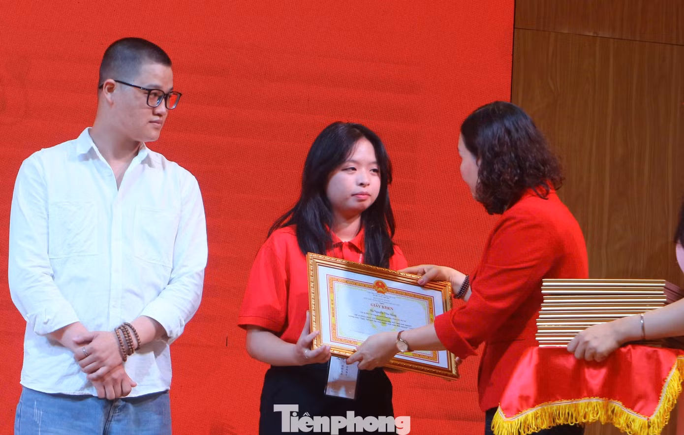 Các tập thể, cá nhân được tôn vinh tại chương trình. Các tập thể, cá nhân được tôn vinh tại chương trình.