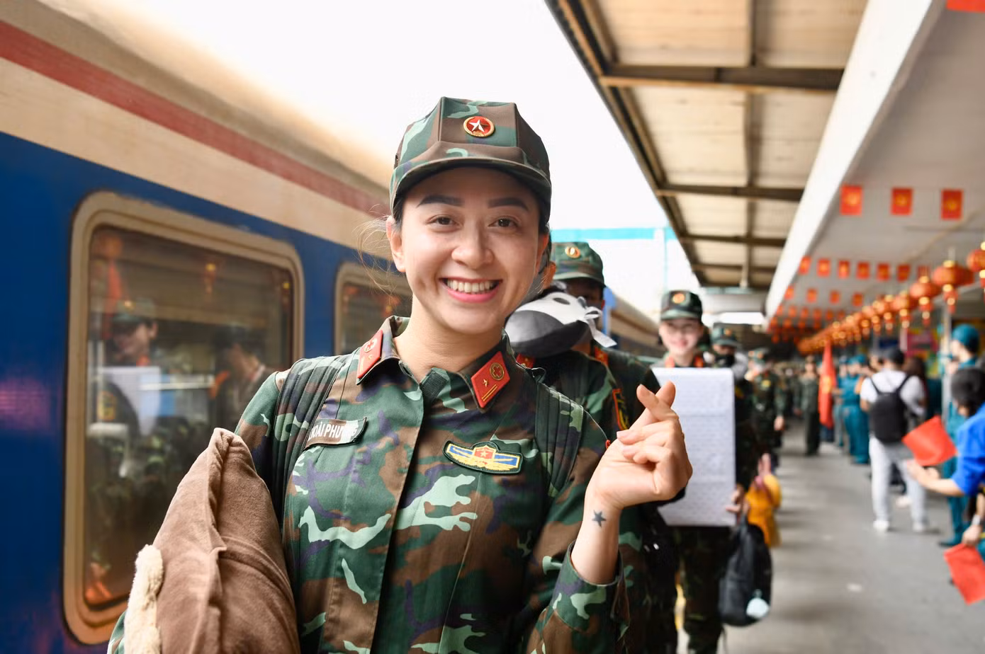 Áo xanh quân phục, khăn rằn, những bước chân đầy vững chãi nhưng dịu dàng của các nữ chiến sĩ trong vòng tay yêu thương, nồng nhiệt chào đón của người dân Thủ đô. Áo xanh quân phục, khăn rằn, những bước chân đầy vững chãi nhưng dịu dàng của các nữ chiến sĩ trong vòng tay yêu thương, nồng nhiệt chào đón của người dân Thủ đô.