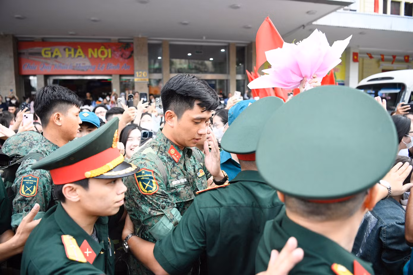 Đông đảo người dân, đặc biệt là các bạn trẻ bày tỏ tình cảm và sự ngưỡng mộ với Thượng úy Hiệp cùng đồng đội của anh, đồng thời tin tưởng các chiến sĩ sẽ hoàn thành xuất sắc nhiệm vụ. Đông đảo người dân, đặc biệt là các bạn trẻ bày tỏ tình cảm và sự ngưỡng mộ với Thượng úy Hiệp cùng đồng đội của anh, đồng thời tin tưởng các chiến sĩ sẽ hoàn thành xuất sắc nhiệm vụ.