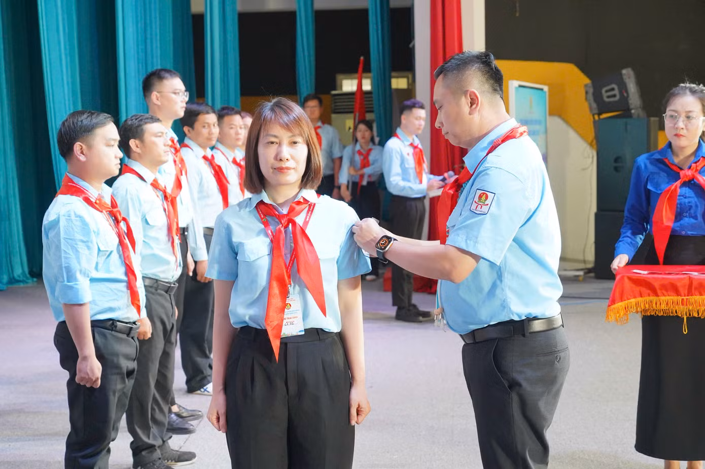 Phó Chủ tịch Hội đồng Đội Trung ương, Chủ tịch Hội đồng Huấn luyện Trung ương Lê Anh Quân gắn huy hiệu tặng các trại sinh.