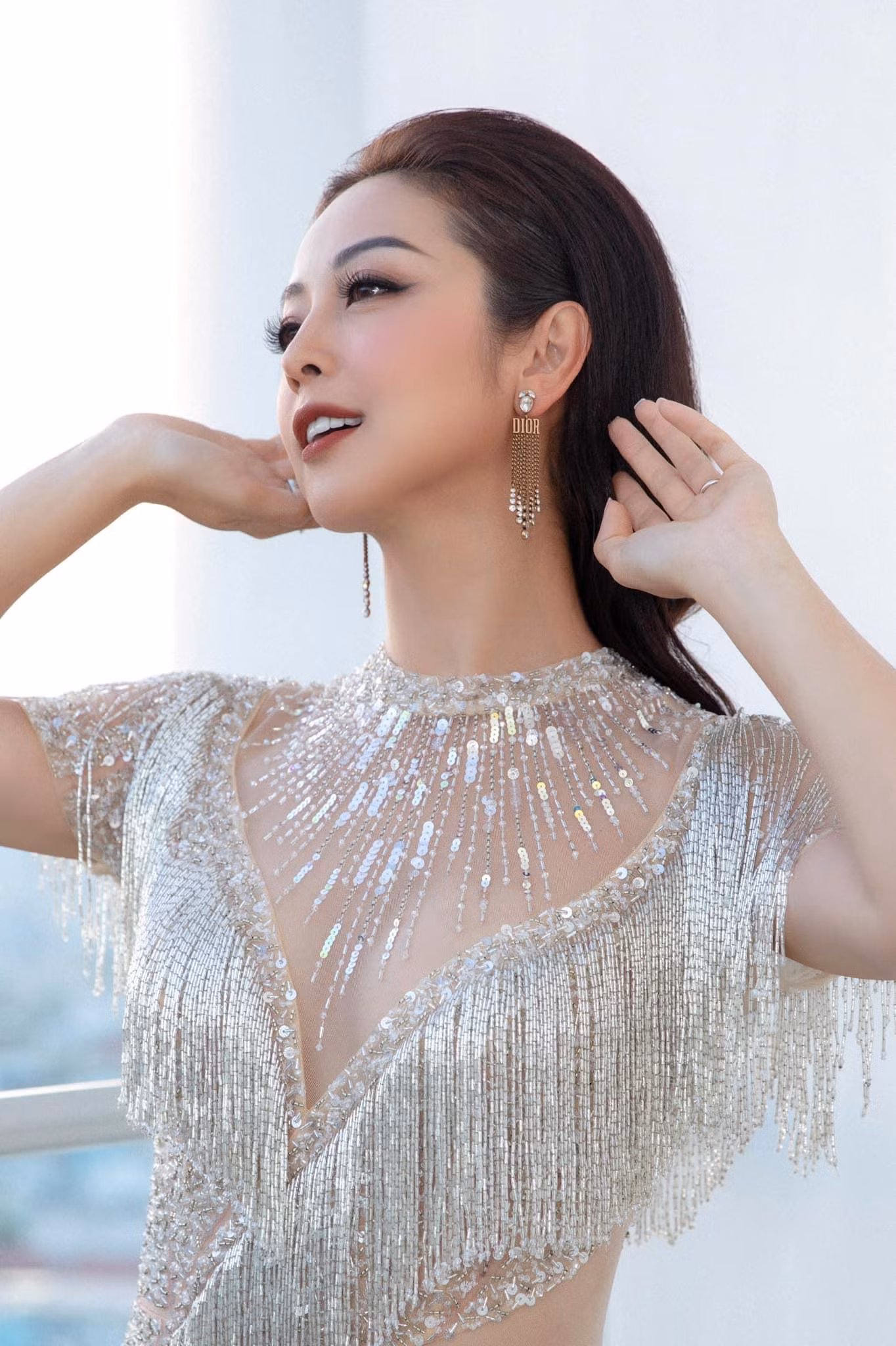 Nhan sắc lộng lẫy tựa 'nữ thần mặt trời' của người đẹp khiến fans trầm trồ. Nhan sắc lộng lẫy tựa 'nữ thần mặt trời' của người đẹp khiến fans trầm trồ.