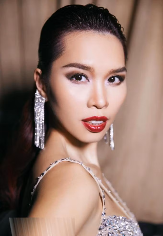 Hà Anh lựa chọn phong cách trang điểm cá tính với đôi môi đỏ đậm cùng phụ kiện ton-sur-ton với bộ váy.