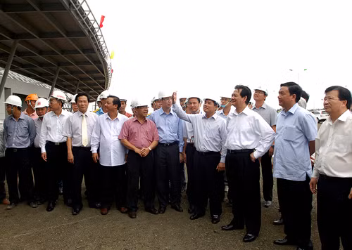 Thủ tướng Nguyễn Tấn Dũng kiểm tra tiến độ thi công Nhà ga hành khách Cảng hàng không Tuy Hòa, tỉnh Phú Yên. Ảnh: VGP/Nhật Bắc. Thủ tướng Nguyễn Tấn Dũng kiểm tra tiến độ thi công Nhà ga hành khách Cảng hàng không Tuy Hòa, tỉnh Phú Yên. Ảnh: VGP/Nhật Bắc