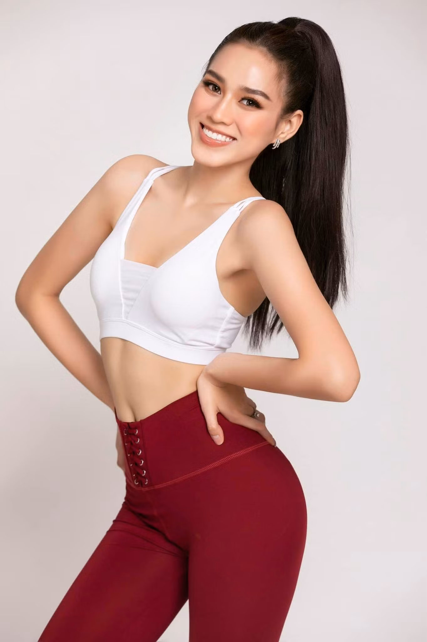 Những bộ trang phục thể thao mà Đỗ Thị Hà sử dụng vừa khoẻ khoắn mà cũng không kém phần quyến rũ.