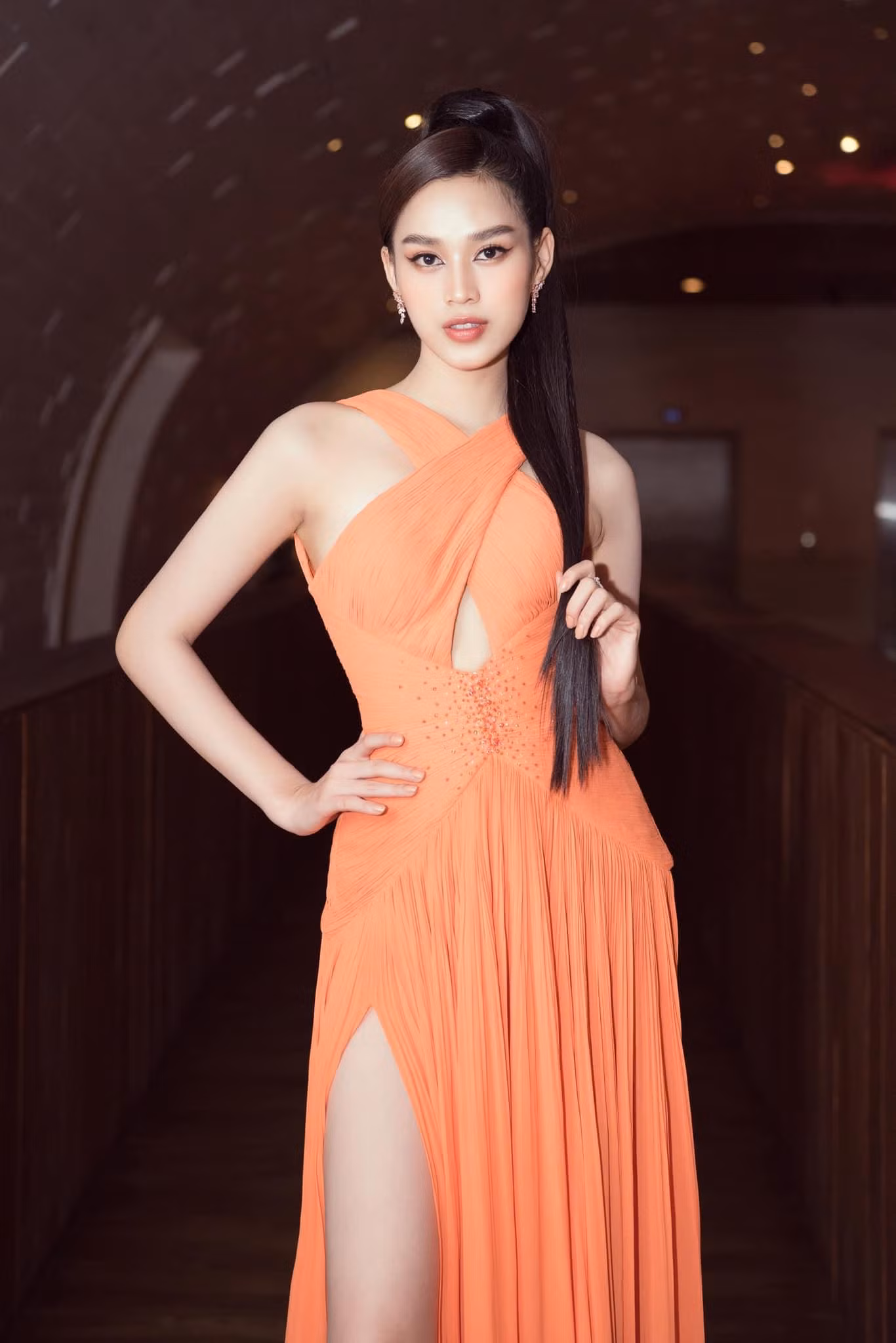 Người đẹp chọn phong cách trang điểm khá nhẹ nhàng và ngọt ngào, kết hợp với kiểu tóc đuôi ngựa hiện đại, cá tính.