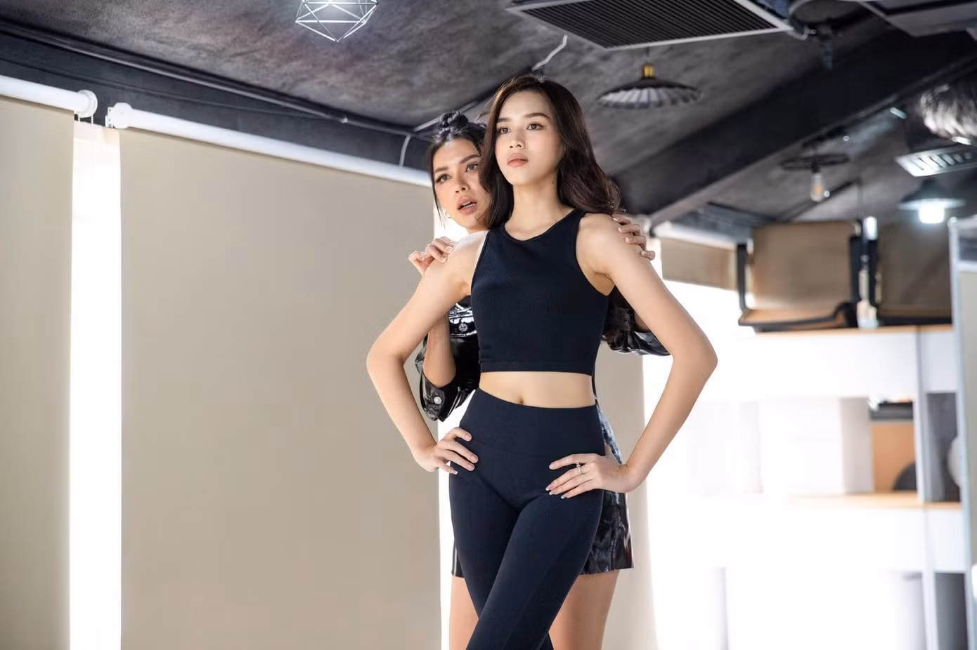 Áo crop-top phối cùng quần legging là một trang phục hoàn hảo để tập luyện catwalk và giúp HHVN 2020 phô diễn vòng eo quyến rũ của mình.
