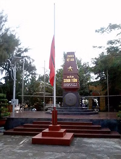 Treo cờ rủ tại đảo Sinh Tồn