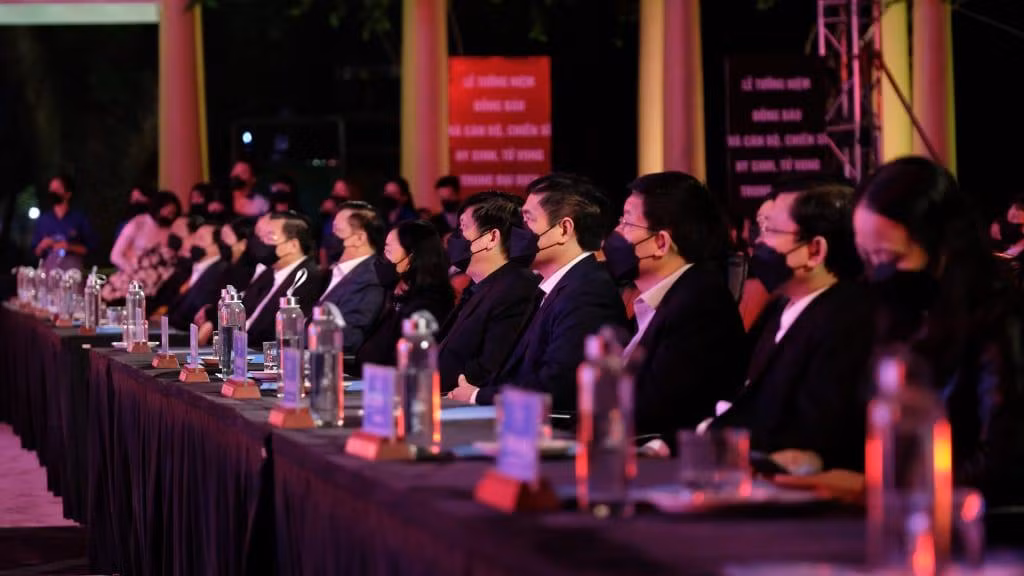 Xúc động lễ tưởng niệm đồng bào tử vong và cán bộ, chiến sĩ hy sinh do đại dịch COVID-19 ảnh 37 Xúc động lễ tưởng niệm đồng bào tử vong và cán bộ, chiến sĩ hy sinh do đại dịch COVID-19 ảnh 37