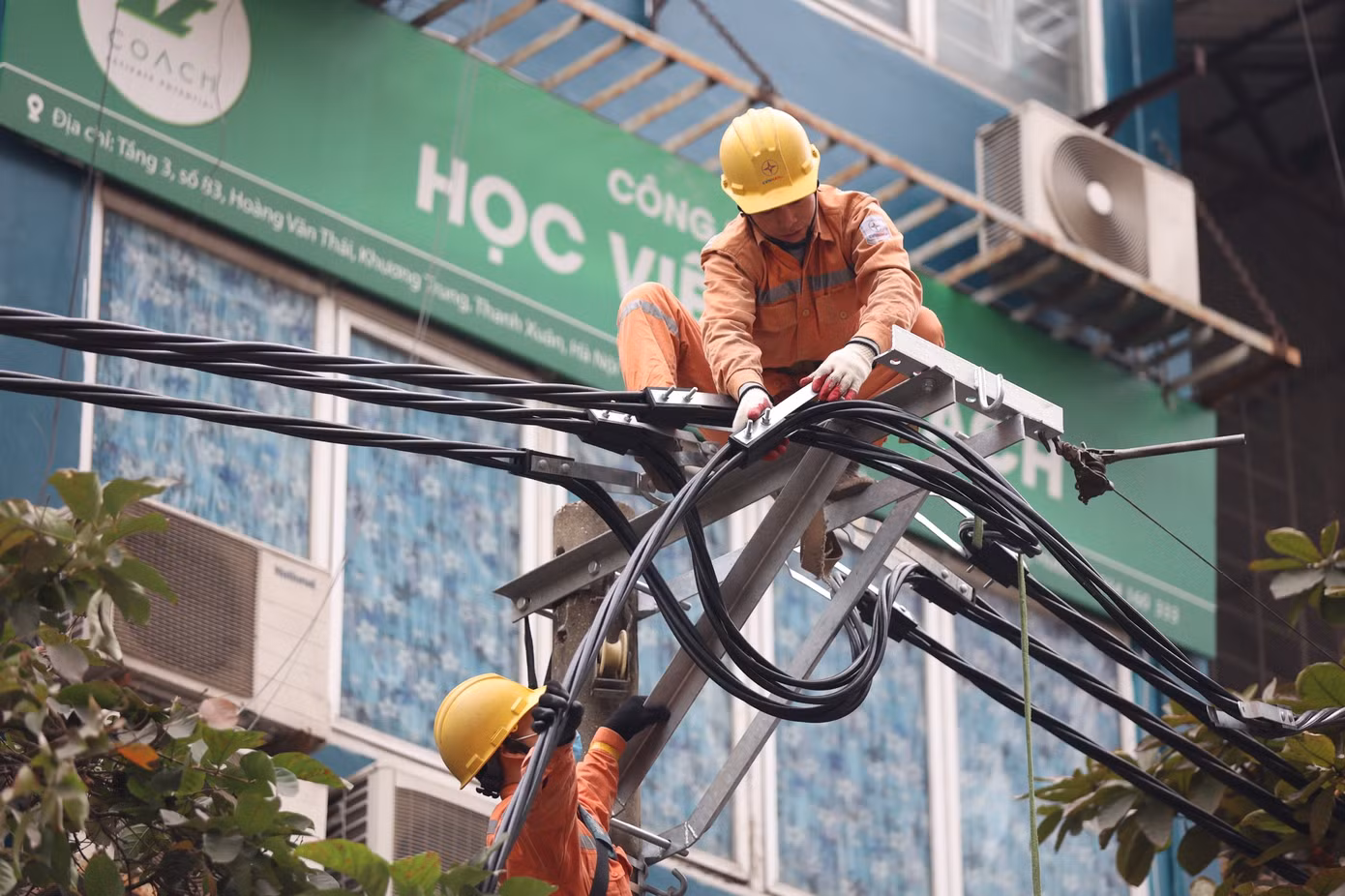 EVN cho biết, đang đối mặt tình trạng khó khăn chưa từng có khi các chi phí đầu vào liên tục tăng cao và hơn 4 năm chưa được điều chỉnh giá bán điện.