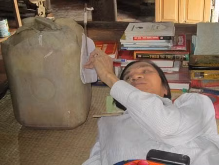 Anh Nguyễn Hữu Thắng viết chữ bằng tay trái. Ảnh: VietNamNet 