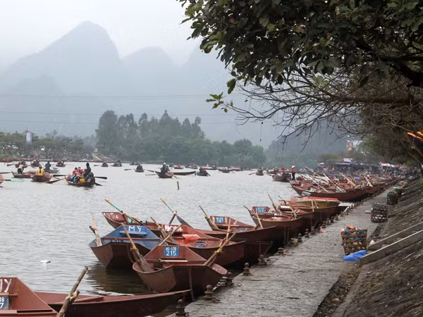 Gọn gàng vệ sinh đường bên suối Yến