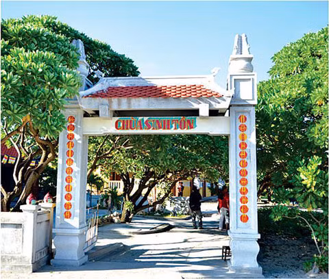 Cổng chùa Sinh Tồn. Ảnh Lê Thao - Bá Ngọc. Cổng chùa Sinh Tồn. Ảnh Lê Thao - Bá Ngọc