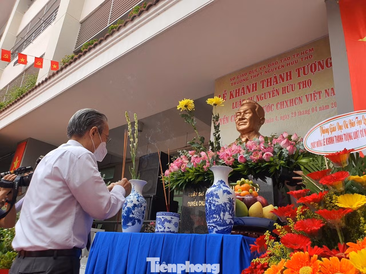 Ông Nguyễn Hữu Châu, con trai trưởng luật sư Nguyễn Hữu Thọ thắp nhang tại lễ khánh thành tượng