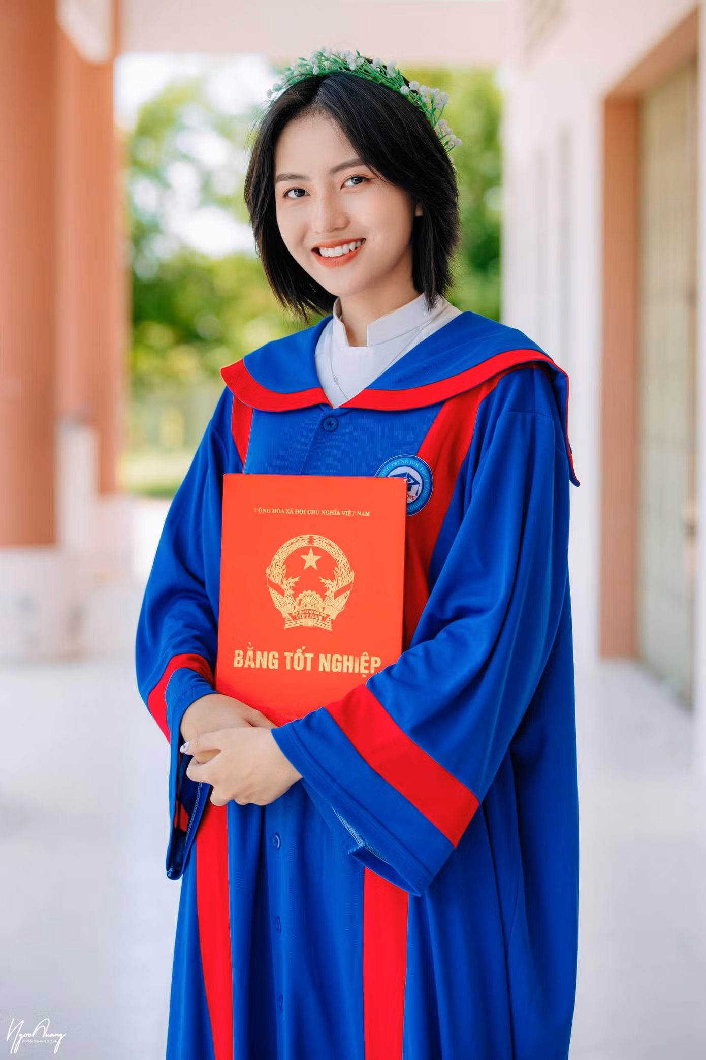 Nữ sinh ngành Marketing cho hay, bản thân chưa có dự định sẽ tiếp tục tham gia cuộc thi sắc đẹp nào mà chỉ muốn tập trung vào việc học và hoàn thành các sứ mệnh của mình tại Trường ĐH Ngân hàng TPHCM với cương vị hoa khôi. Ảnh Thiên Nhi trong ngày tốt nghiệp THPT.