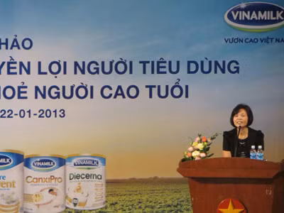 Bà Bùi Thị Hương – Giám đốc Đối ngoại Vinamilk chia sẻ với người tiêu dùng Khánh Hoà về công ty. Bà Bùi Thị Hương – Giám đốc Đối ngoại Vinamilk chia sẻ với người tiêu dùng Khánh Hoà về công ty