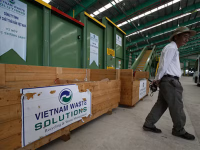 Dây chuyền phân loại rác của Công ty TNHH Xử lý chất thải rắn Việt Nam tại khu xử lý rác Đa Phước, huyện Bình Chánh, TP.HCM. Ảnh: châu anh