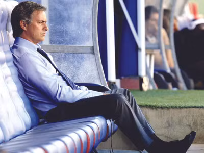 Những chiếc ghế cạnh Mourinho tại Chelsea đang bỏ ngỏ, chờ những gương mặt mới. ảnh: The Sun