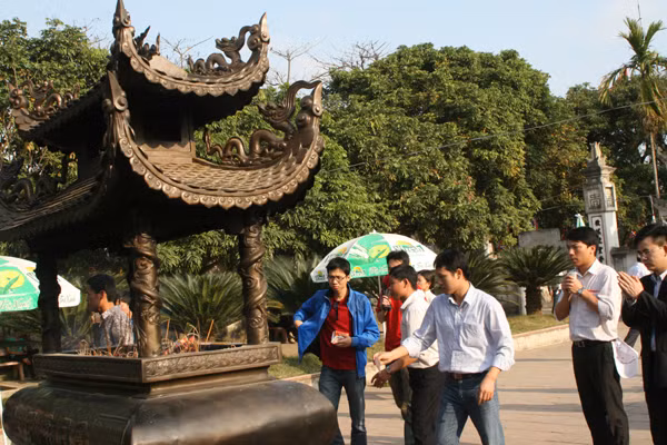 Thắp hương cầu may